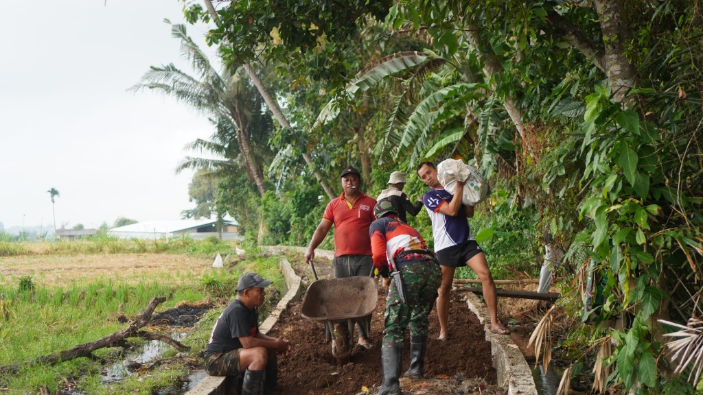 Bersatu di Hari Minggu, TNI dan Warga Kompak Urug Jalan Usaha Tani Dalam Pra TMMD 130 Kodim Klungkung 