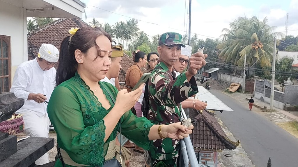 Muliakan Satwa di Rahina Tumpek Uye, Puluhan Burung Kutilang di Lepas Pemdes dan Babinsa Sulang 