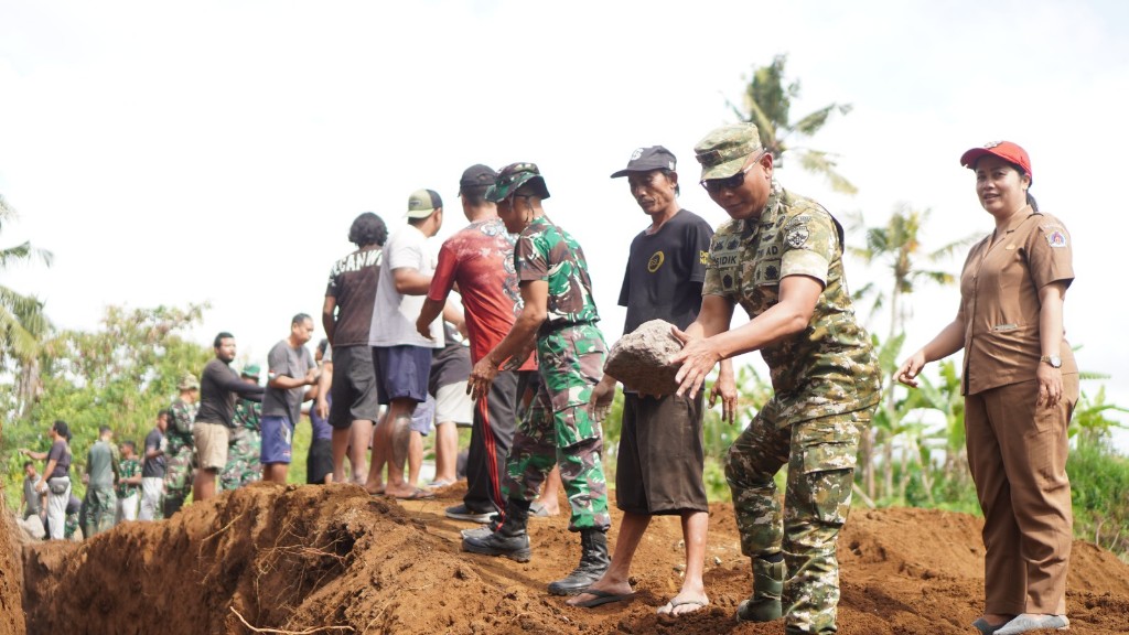 Dandim Klungkung Ikut Serta Langsir Batu, Wujud Nyata  Kebersamaan Tanpa Sekat TNI rakyat di Pra TMMD 130