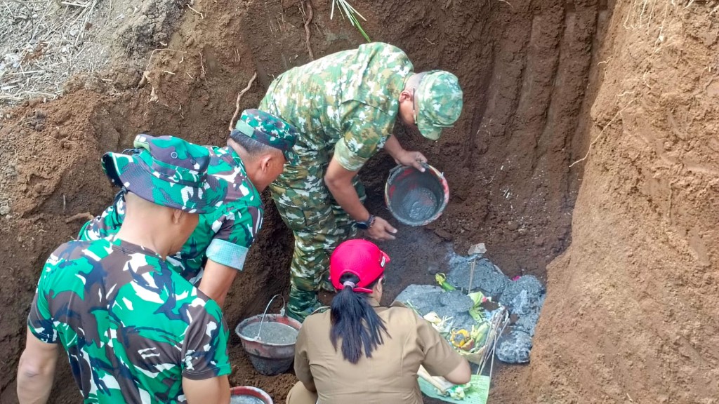 Dandim Klungkung Letakkan Batu Pertama, Senderan Pura Prajepati Desa Tihingan Pra TMMD 130 Dimulai