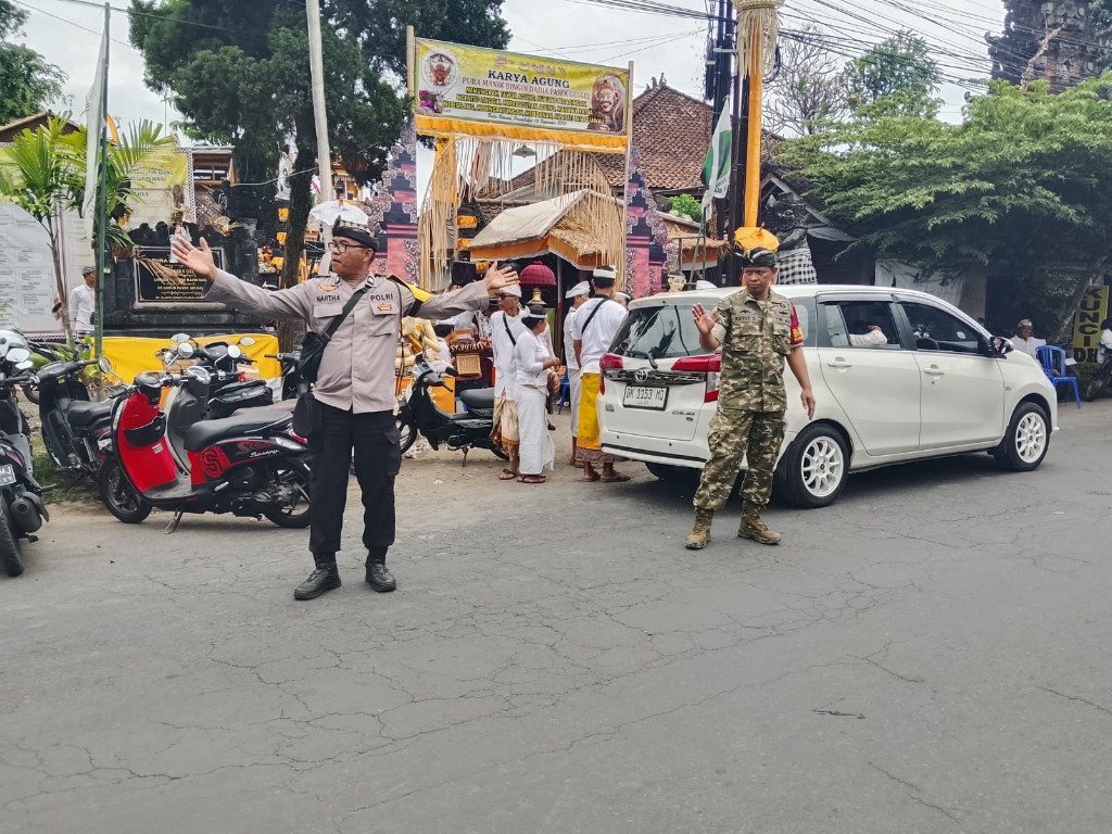 Gelar Pengamanan, Babinsa Tojan Bersinergi Pastikan Upacara keagamaan di Pura Manik Bingin Aman dan Kondusif

