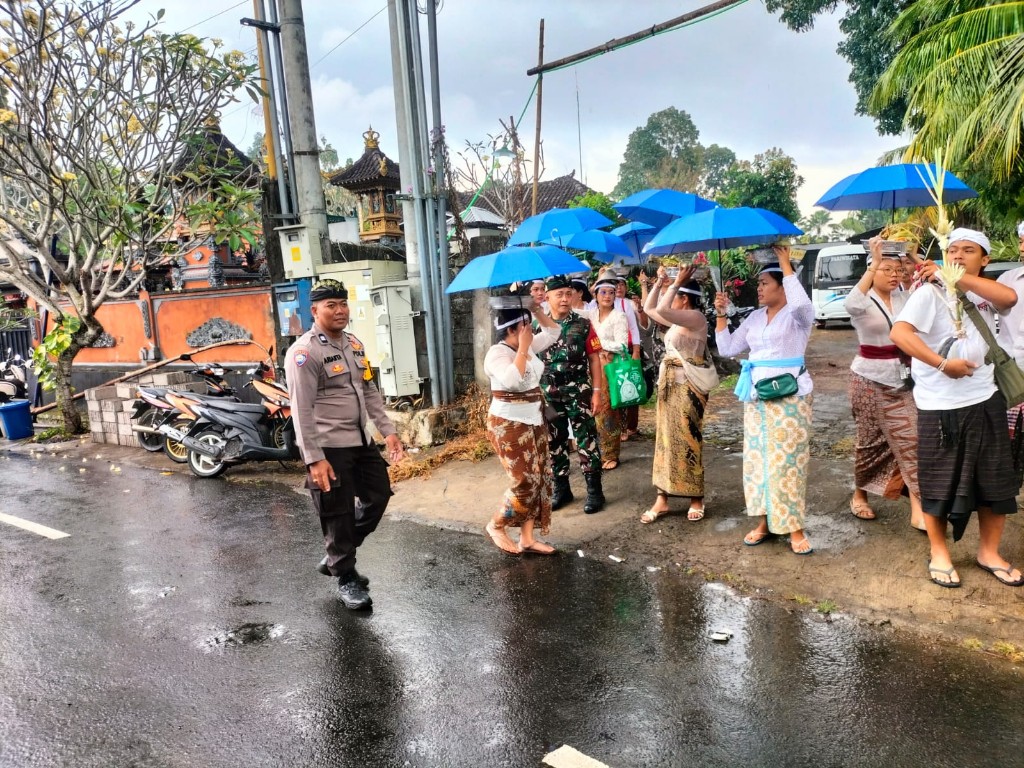 Kawal Upacara Ngangkid Rangkaian Ngeroras  Griya Anyar Desa Adat Bakas Bergulir, Serka Wayan Rata Tegaskan TNI Hadir Dalam Kegiatan Keagamaan 