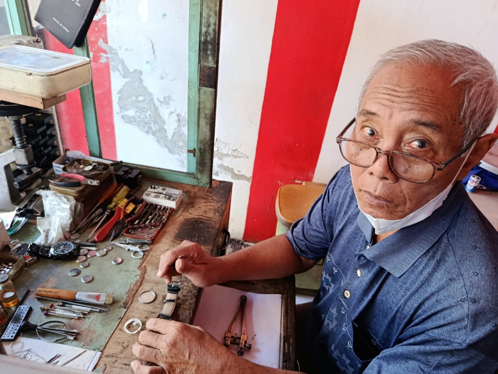 KISAH INSPIRATIF AETEK, TUKANG SERVIS ARLOJI YANG PERNAH JUARA...
