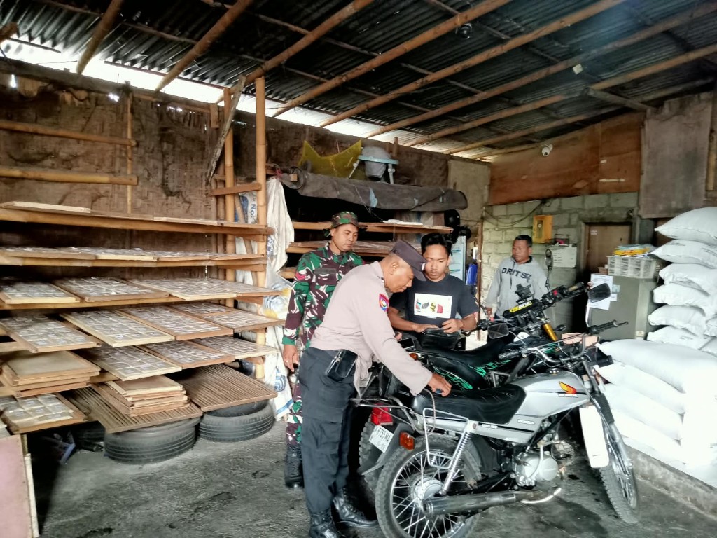 
Pastikan Limbah Tidak Mencemari Lingkungan, Babinsa Kamasan Bersama Pemdes Sidak Pabrik Tahu 
