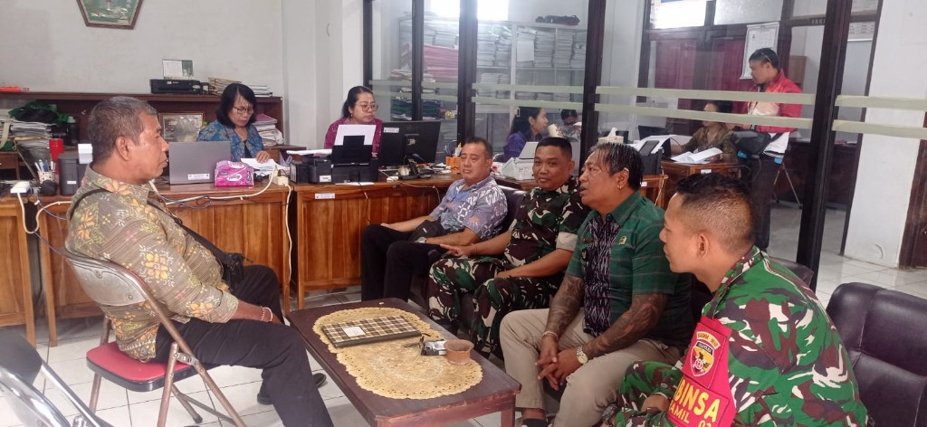 Kenalkan Diri Sebagai Babinsa Baru, Koptu Nengah Harap Sinergi Babinsa dan Pemdes Sampalan Tengah Semakin Kuat 
