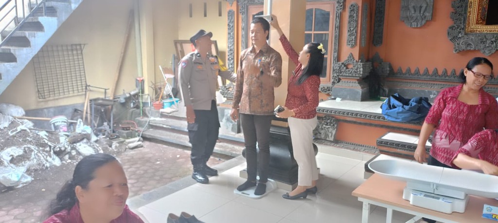 Sinergi TNI dan Nakes Tingkatkan Kualitas Kesehatan Masyarakat, Babinsa Dawan Kelod Dampingi Posyandu Sedap Malam Dusun Sangging