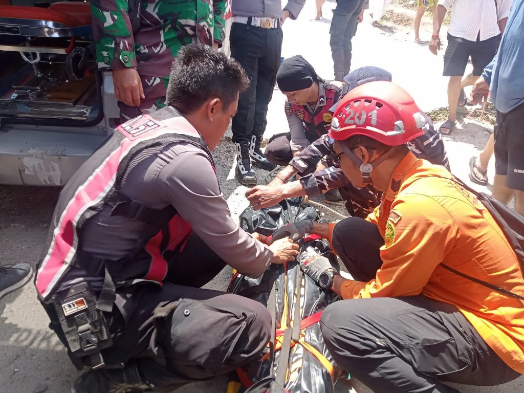 Polsek Nusa Penida bersama Basarnas dan Masyarakat Gerak Cepat Evakuasi WNA yang Terjatuh di Tebing Kelingking Beach