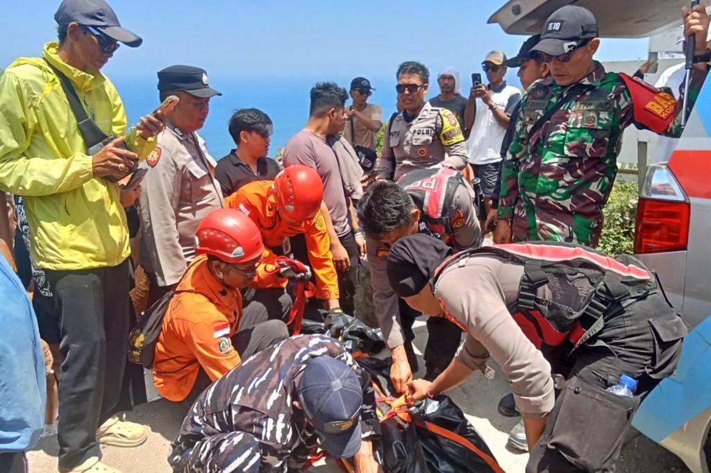 WNA asal Australia jatuh ke jurang setinggi 80 M, Ditemukan meninggal dunia di klingking beach Nusa Penida 