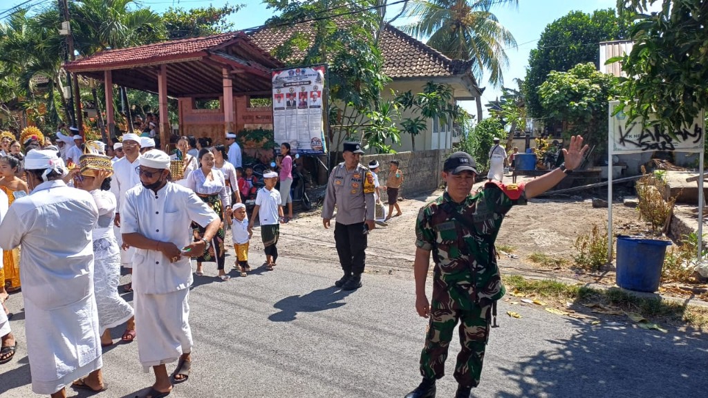 Kawal Upacara Keagamaan, Babinsa Suana Pastikan Upacara Mekebat Daun Lan Nyenuk Aman, Lancar dan Khidmat