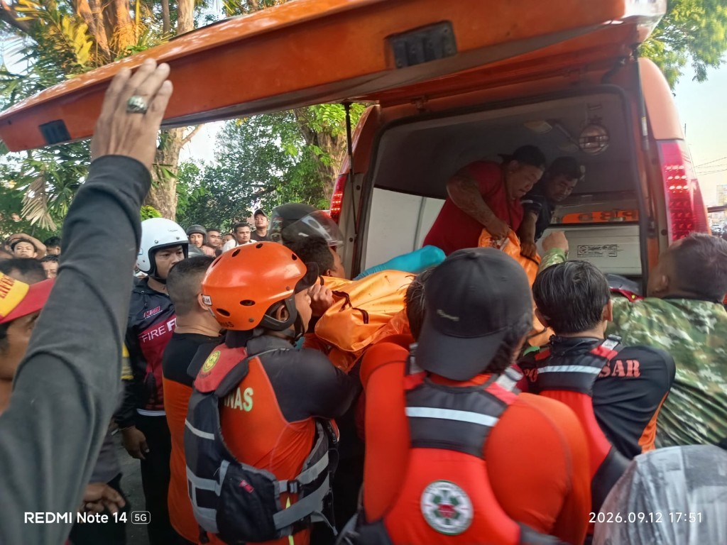 Terpleset saat mancing, jatuh ke sungai di bawah jembatan Imam...