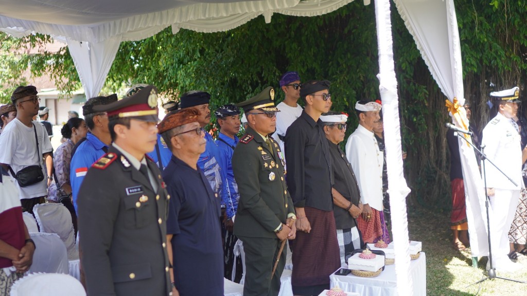 
Penghormatan Terakhir Untuk Sang Purnawirawan, Dandim Klungkung Hadir di Upacara Pemakaman Militer Almarhum Laksma TNI Purn Tjokorda Ketut Oka
