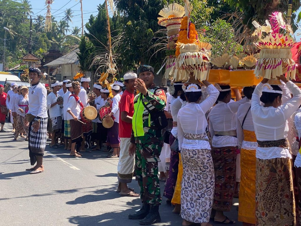 Optimalkan Pembinaan Teritorial, Dandim Klungkung kerahkan babinsa kawal Upacara Keagmaan di Lima Desa