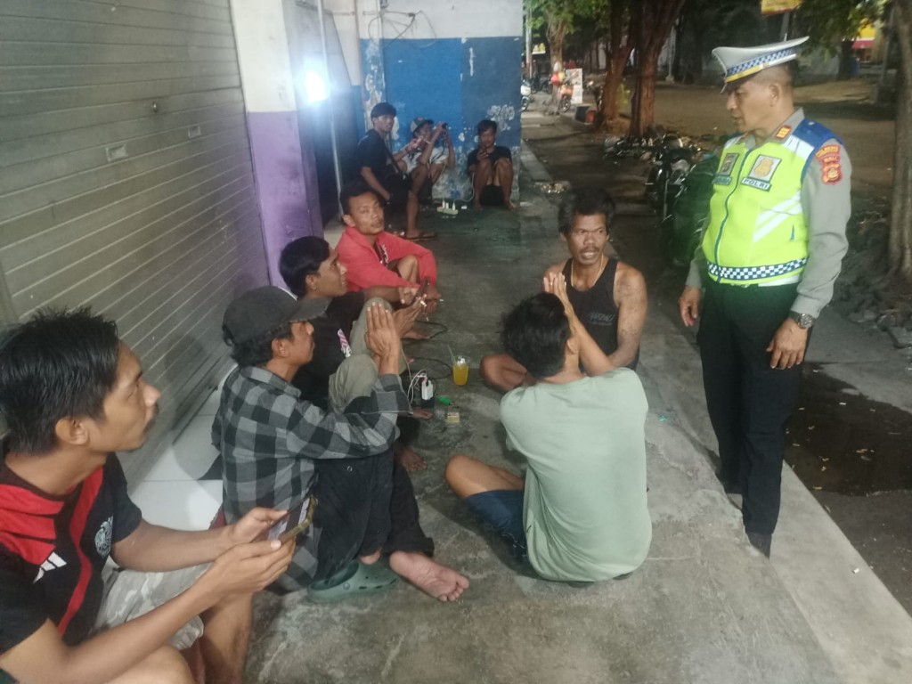Cooling System di Pelabuhan Benoa, Polisi Sambangi ABK dan Ajak Jaga Kamtibmas Tetap Kondusif