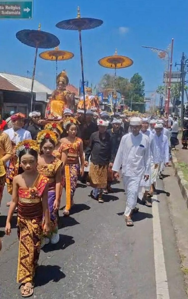 Karya Besar Pura Penataran Ageng  Taman Bebalang Meriah dan Khidmat
