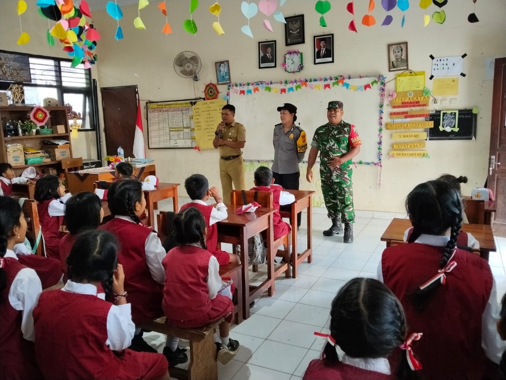 Masuk Sekolah, Babinsa Getakan Perkuat Disiplin dan Karakter Generasi Muda