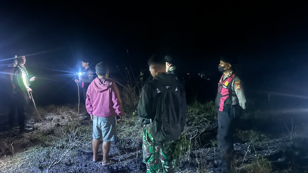 Polsek Nusa Penida Gerak Cepat Padamkan Titik Api Karhutla di Bukit Tatak Pangkung