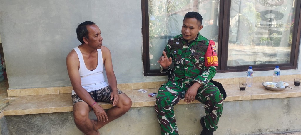 Babinsa Kutampi Gelar Anjangsana dan Komsos Bersama Kadus Bayuh