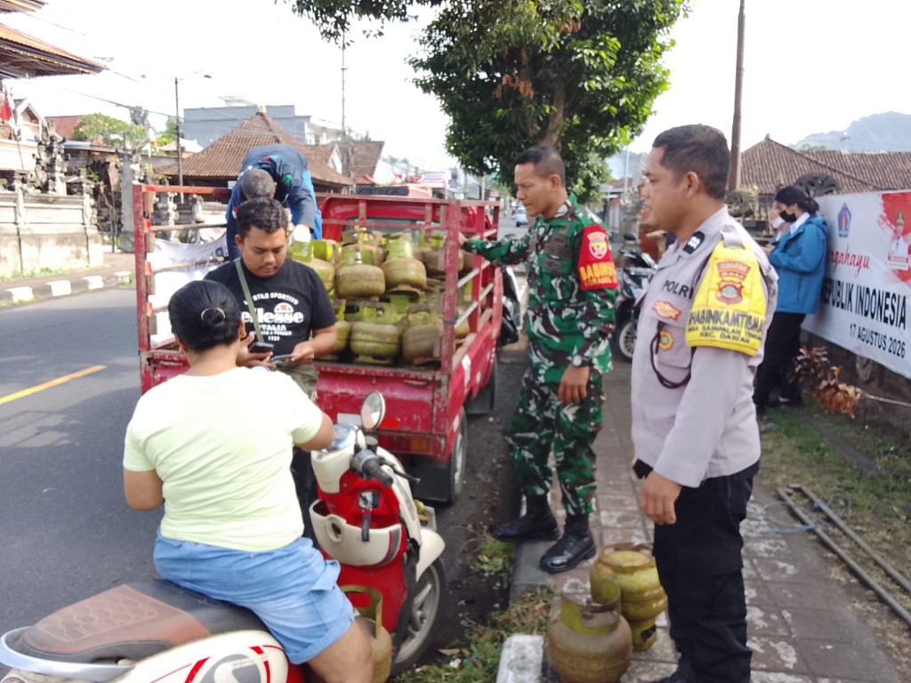 Digeruduk Warga, Pasar Murah Gas LPG 3 Kg di Desa Sampalan Tengah Dikawal Babinsa