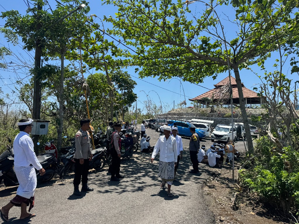 Sinergi TNI dan Pecalang Lestarikan Tradisi dan Adat, Kopka Kadek Parta Gelar Pengamanan Puncak Karya di Pura Khayangan Jagat Puncak Mundi