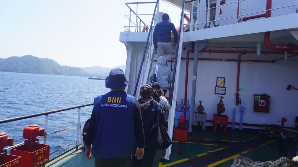 Kru kapal Tangker dites urine 