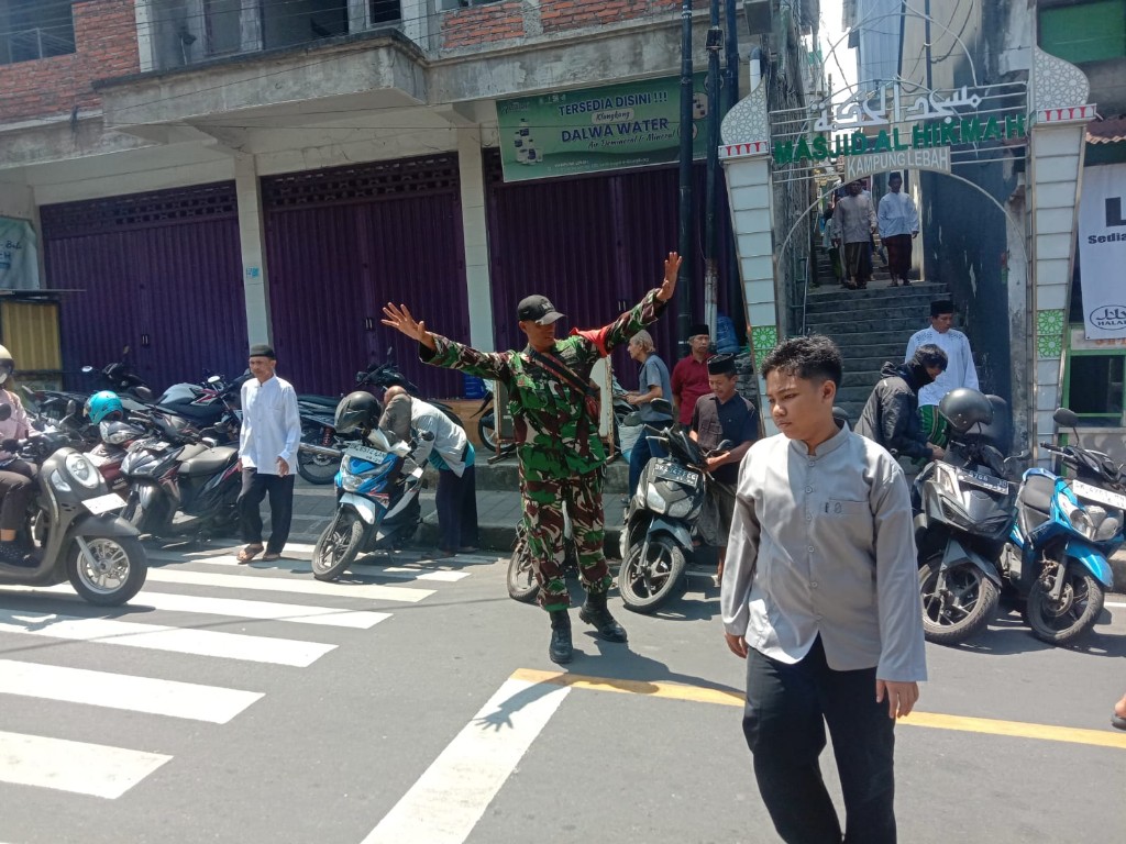 Sembari Kawal Sholat Jumat, Babinsa Semarapura Kangin Gelar Komsos Perkuat Silahturahmi