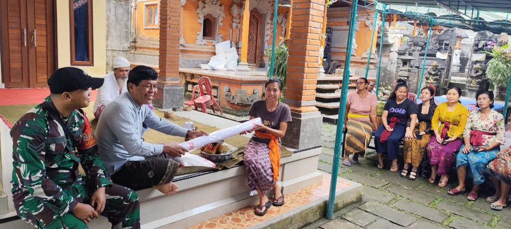 Melayat Ke Rumah Duka Warga Binaan, Babinsa Timuhun Sampaikan...