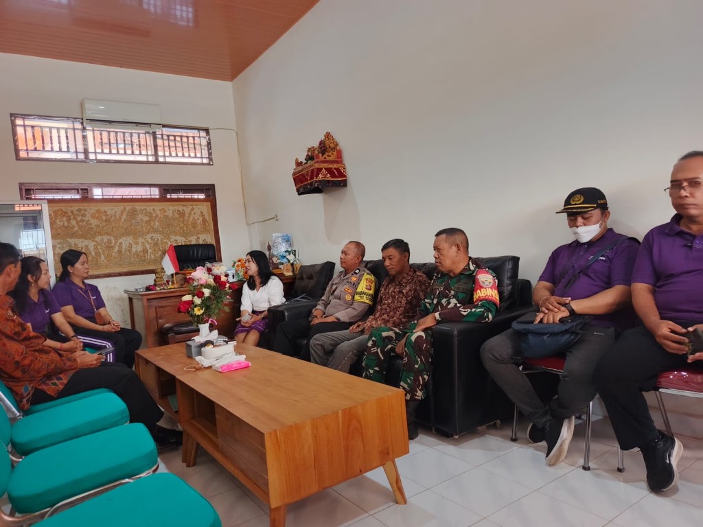 Hadiri Acara Pamitan Kepala Sekolah 1 Dawan, Serka Dewa Gede Asmara Tegaskan Peran Aktif TNI Dalam Dunia pendidikan