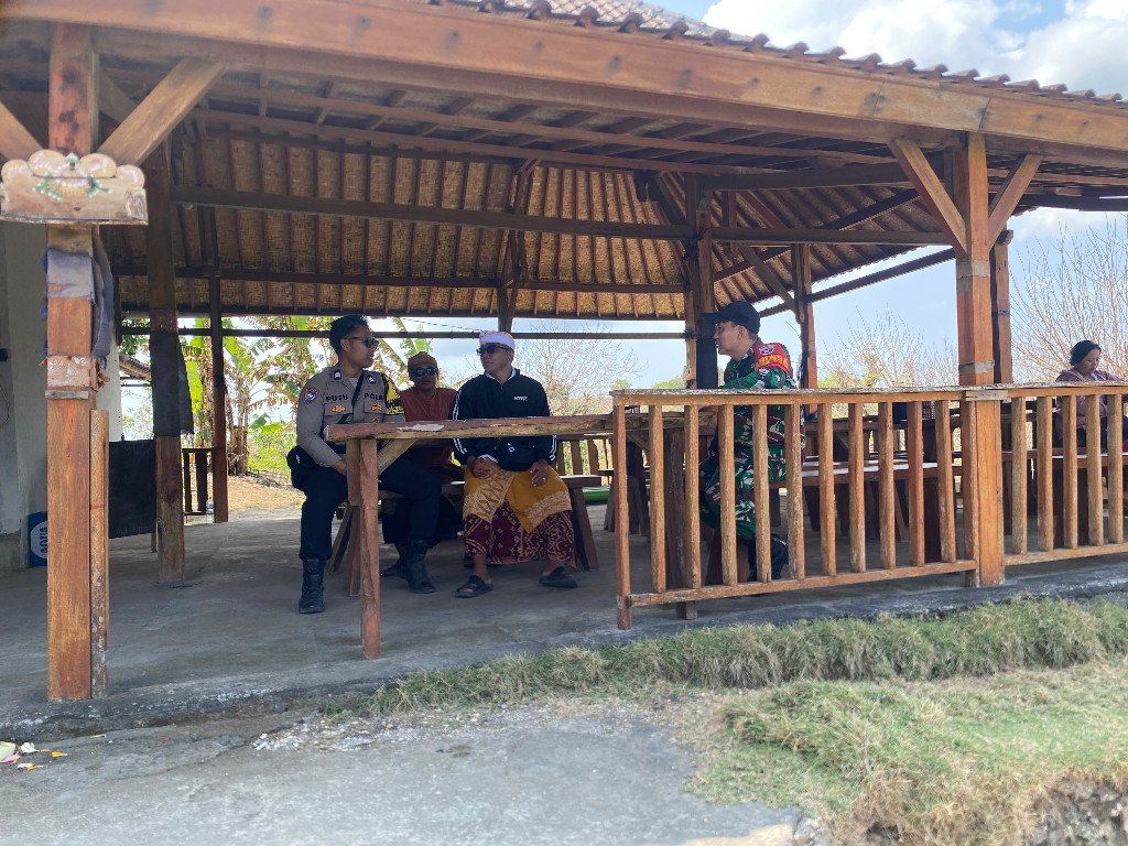 Komsos di Obyek Wisata Angel Bilabong, Babinsa Bunga Mekar Tekankan Jaga Kebersihan, Kemananan dan Waspada Bahaya Kebakaran