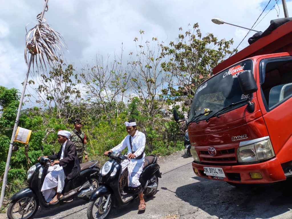 Karya Agung di Pura Khayangan Jagat Puncak Mundi Berjalan Sukses, Babinsa Klumpu Sampaikan Apresiasi dan Terima Kasih
