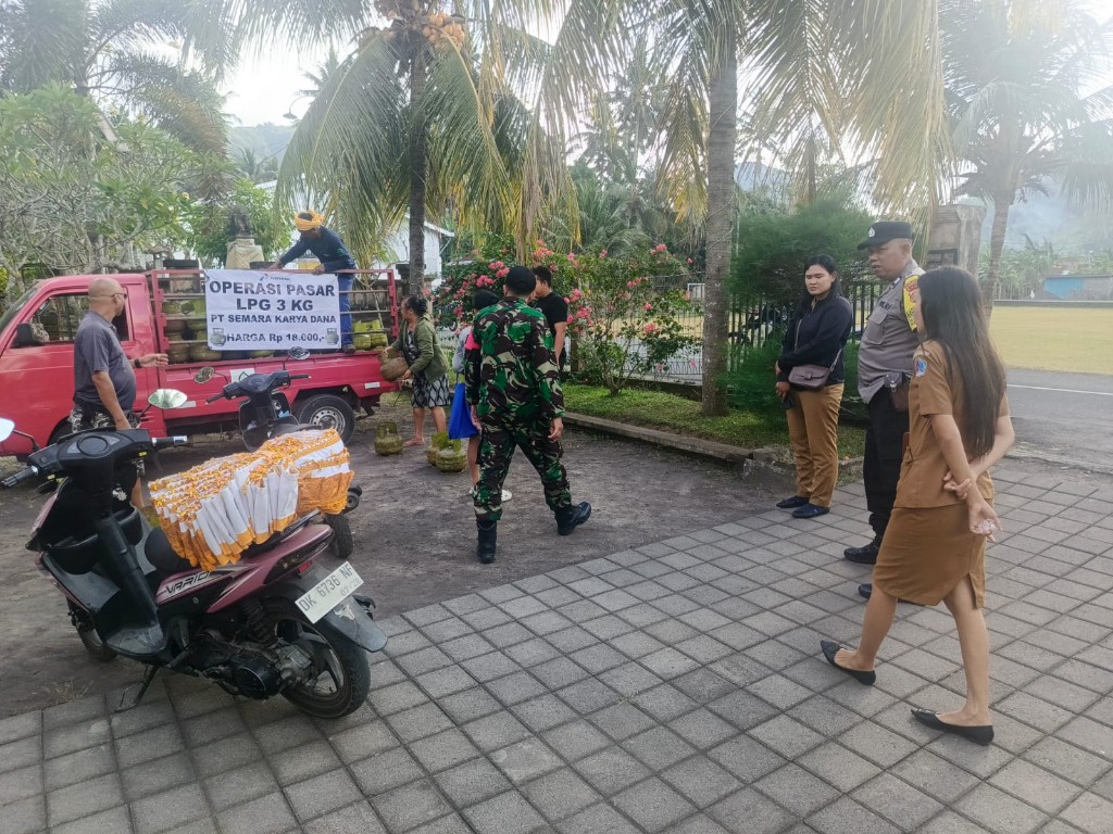 Kawal Pasar Murah, Babinsa Paksebali Tegaskan 100 Tabung Gas LPG...