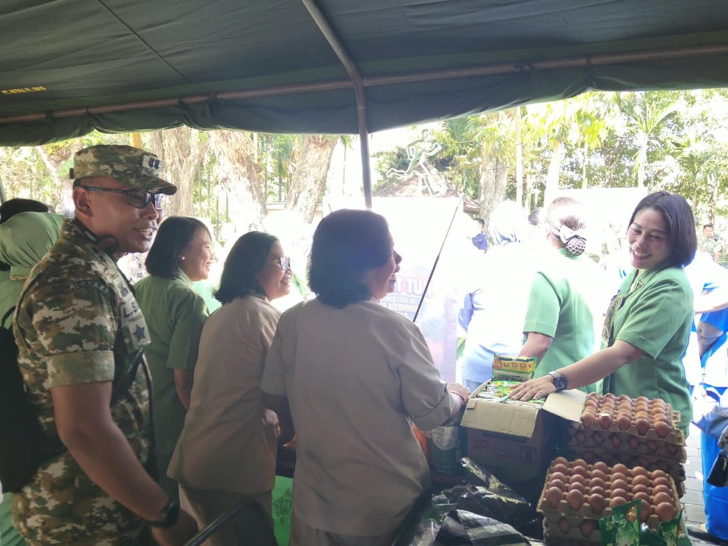 Ikut Serta Bazar Pasar Murah HUT TNI Ke 81, Dandim Klungkung Tegaskan Komitmen TNI Hadir Atasi Kesulitan Masyarakat