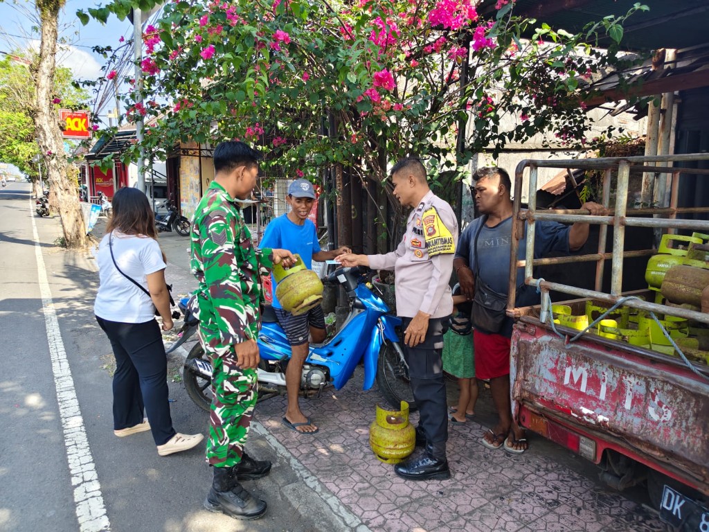 100 Tabung Gas LPG 3 Kg Disediakan, Pasar Murah di Desa Banjarangkan Dikawal Babinsa
