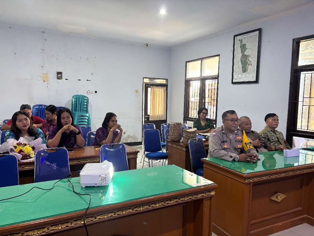 Hadiri Perpisahan Staf Desa, Sertu Putu Agustana  Sampaikan Apresiasi Atas 23 Tahun Pengabdian  Ibu ketut Marheni