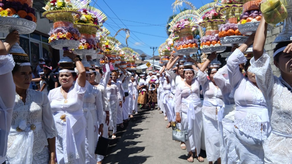 Keikhlasan Jro Mangku Sunia Saat Upacara Pancawalikrama
