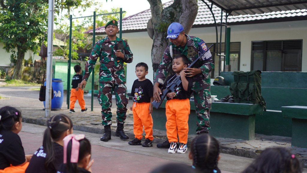 Outing Class di Markas tentara, Begini Keseruan TK Negeri Gema Santi Semarapura Kangin Bersama Prajurit Kodim Klungkung