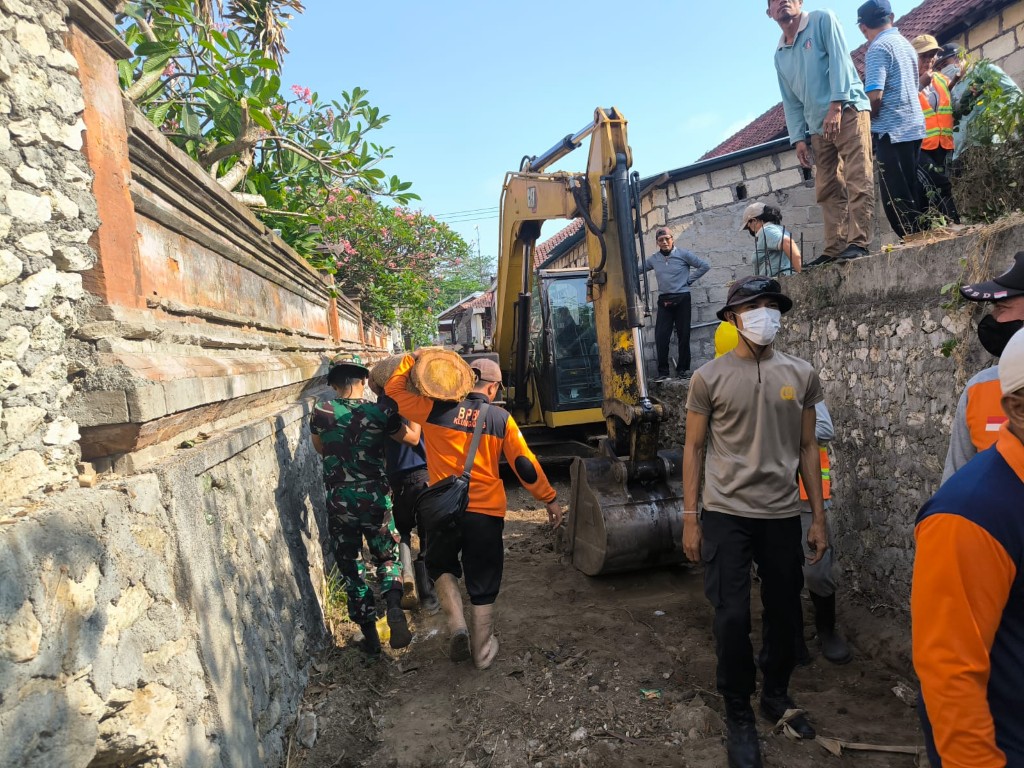 Kerja Bakti Cegah Banjir, Koramil Nusa Penida Bersama Aparat Gabungan  Normalisasi Sungai Banduang