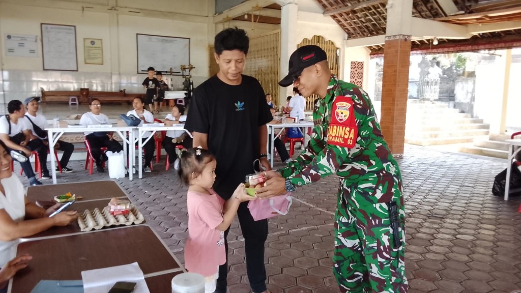 Didampingi Babinsa Sampalan Tengah, Puskesmas Dawan 2 Gelar Posyandu Sasar Warga Banjar Pakel