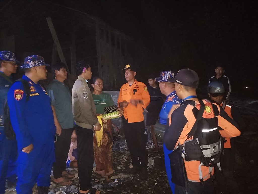 Berenang, anak SD terseret arus di pantai gerokgak