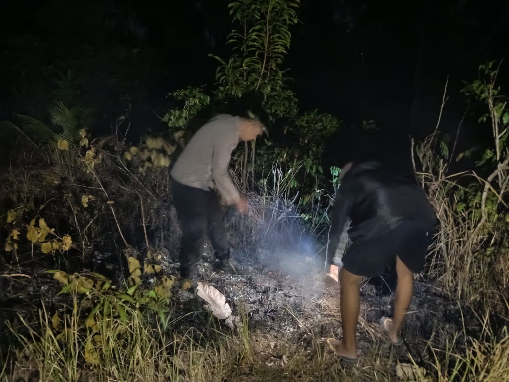 Polsek Nusa Penida Bersama Damkar dan Warga Padamkan Kebakaran Lahan di Desa Sakti