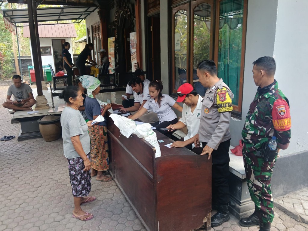 Sinergi TNI dan Pemdes Tingkatkan Kesejahteraan masyarakat, Sertu Nyoman Dayuh Hadir Amankan Penyaluran Bantuan Pangan Beras 