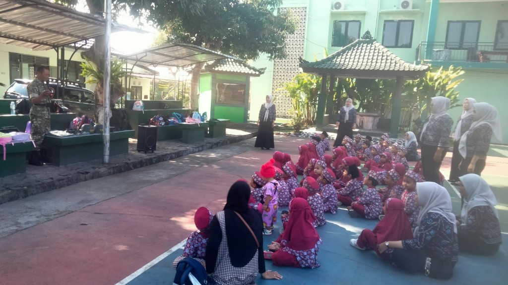 
Kunjungan Edukasi,  Kodim Klungkung

Tanamkan  Disiplin dan Cinta Tanah Air Sejak Dini

