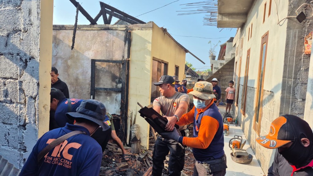 Polsek Banjarangkan Bersama Unsur Terkait Gotong Royong Bersihkan Puing Kebakaran di Negari
