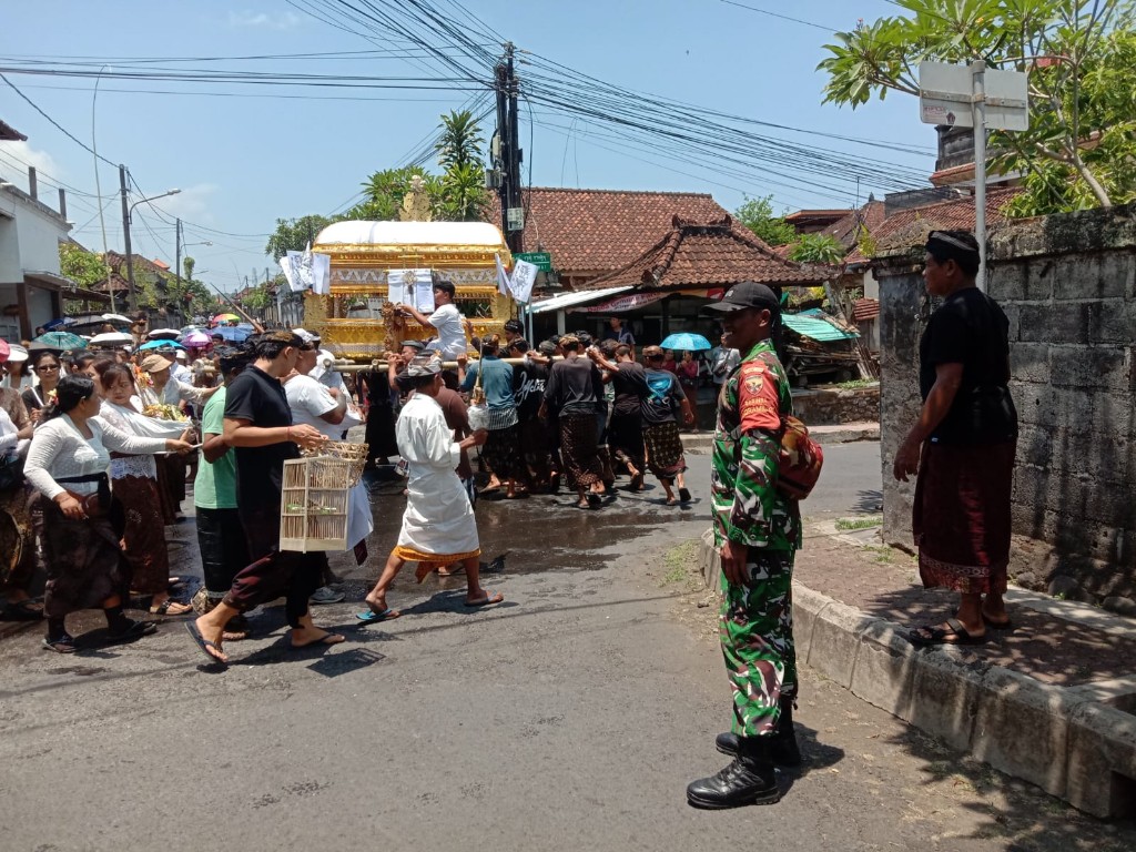 Kontribusi Nyata TNI Untuk Masyarakat, Babinsa Semarapura Kangin...