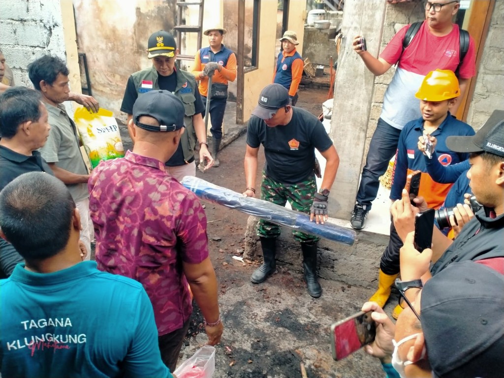 
TNI Hadir Ditengah Bencana, Dandim Klungkung Kerahkan Prajurit Kerja Bakti Pasca Kebakaran di Rumah Gusti Ngurah Budiana