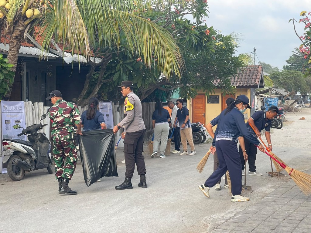 Tak Ingin Pantai Tercemar, Babinsa Kutampi Kaler Bersinergi...