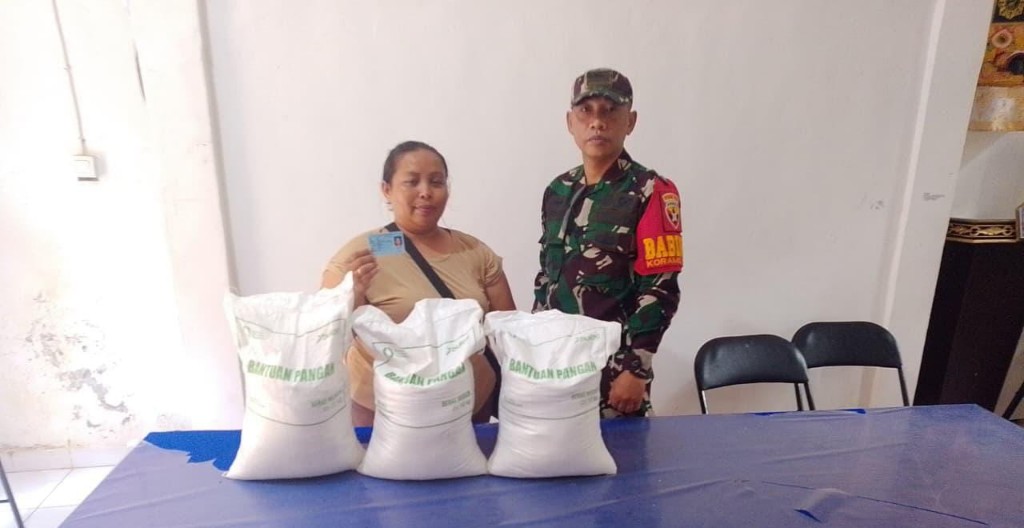 Dikawal Babinsa, Pemdes Lembongan  Salurkan Bantuan Pangan Beras Kepada 125 Keluarga