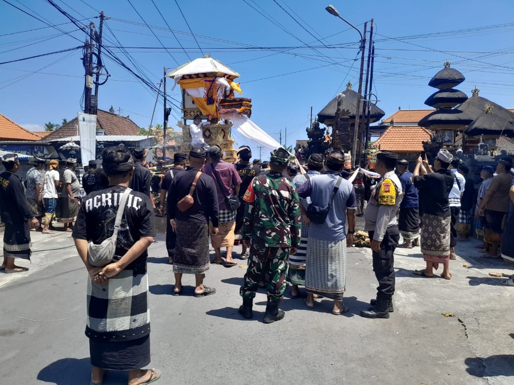 Wujud Empati, Babinsa Klungkung Melayat ke Rumah Duka Warga Binaan