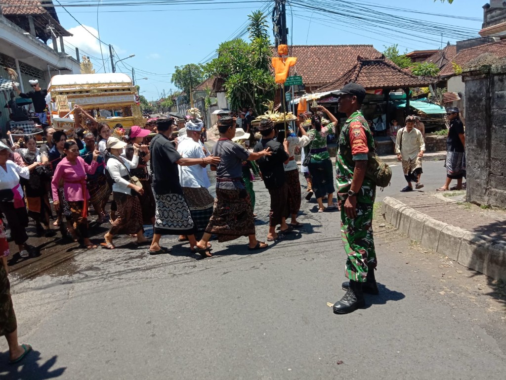 Babinsa Koramil Klungkung Kawal Upacara Keagamaan di Wilayah Binaan