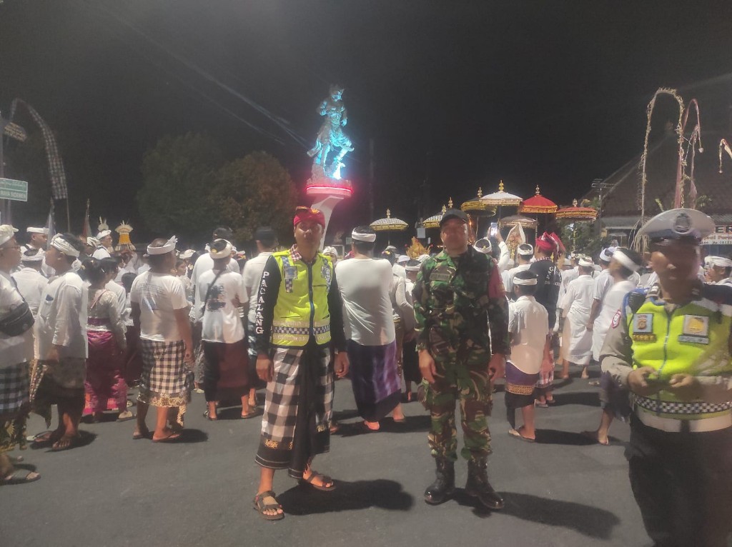 Kuatkan Tradisi dan Toleransi, Sertu Agus Pande Kawal Upacara Keagamaan Dewa Yadnya Ngiring Ide Betara Palawatan Ngider