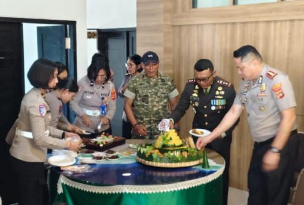 
Sinergi Untuk Negeri, Begini Solidnya TNI dan Polri di Klungkung Rayakan  HUT TNI Ke-81
